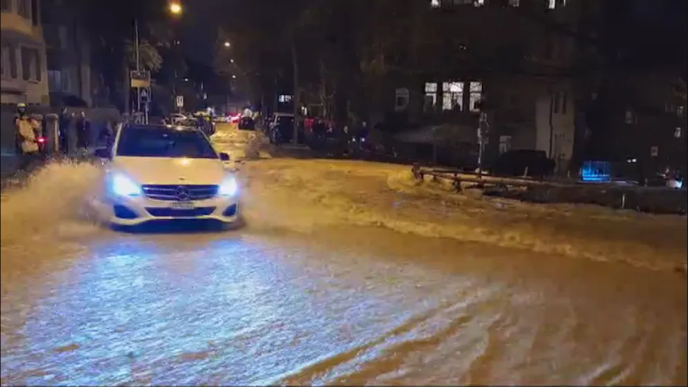 Ein Wasserrohrbruch setzt die Ottikerstrasse in Zürich Oberstrass und ein halbes Dutzend Gebäude unter Wasser.