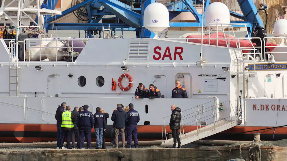 Nach einer neuen Niederlage vor Gericht muss Italiens Rechtsregierung mehr als 40 Mittelmeer-Flüchtlinge aufnehmen. 