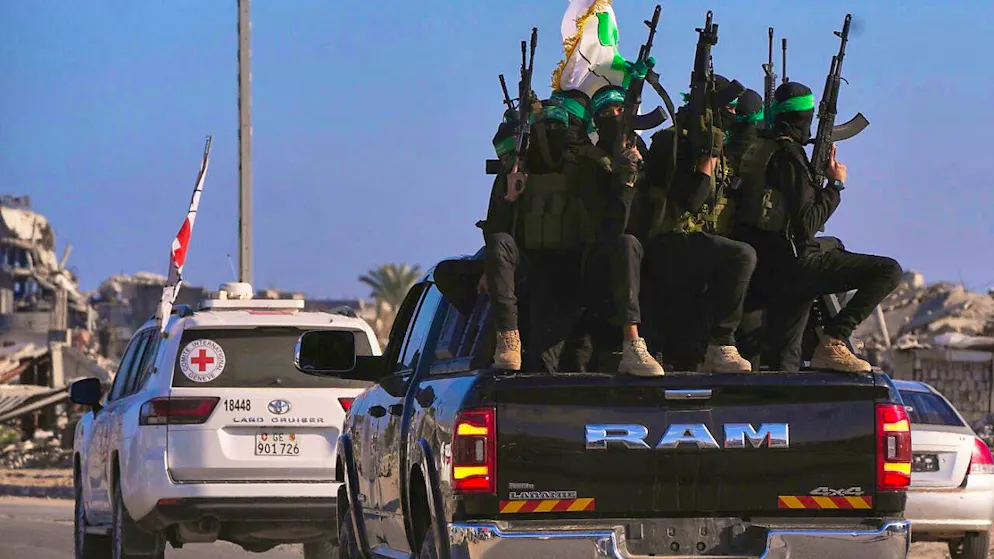 dpatopbilder - Hamas fighters escort a Red Cross vehicle. Photo: Abdel Kareem/AP/dpa