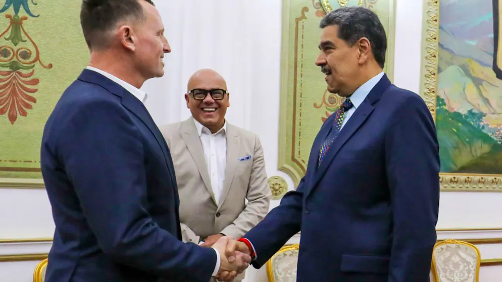 HANDOUT - Der US-Sondergesandte Richard Grenell (links) bei Nicolás Maduro. Foto: Uncredited/Miraflores/AP/dpa
