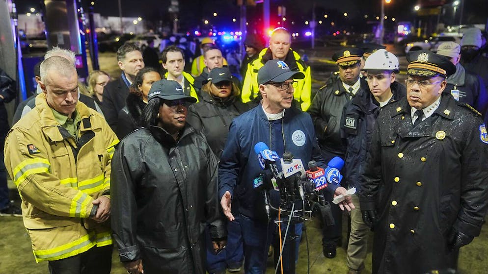 Schianto jet ambulanza Philadelphia. Il governatore Josh Shapiro durante la conferenza stampa sullo schianto di un aerea a Philadelphia