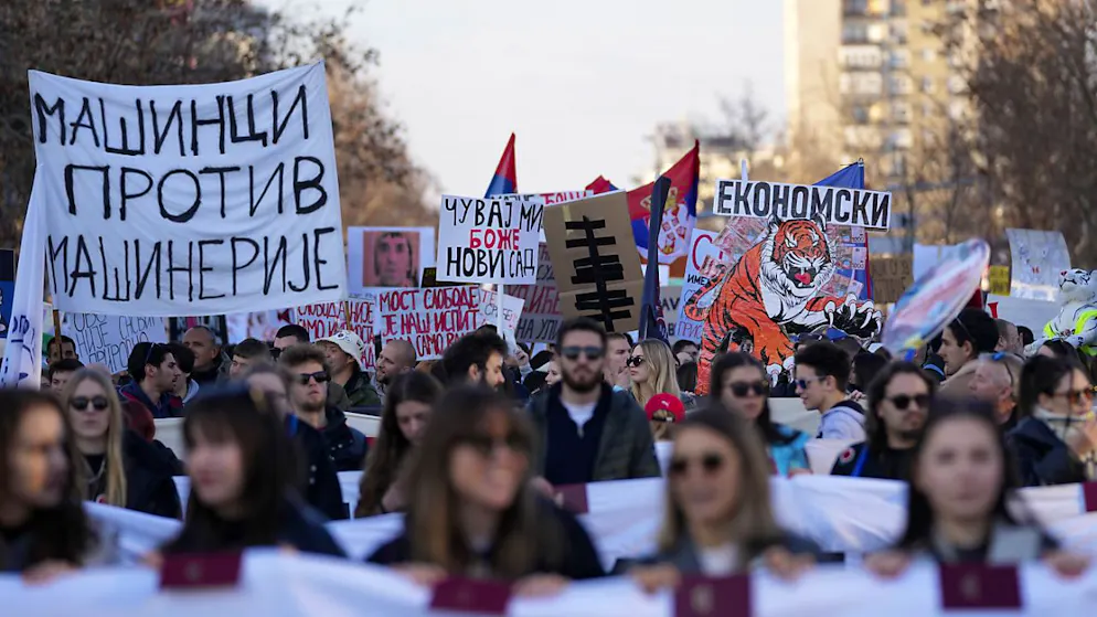 Des dizaines de milliers de personnes manifestent trois mois après l'effondrement du toit de la gare de Novi Sad qui a fait 15 victimes.
