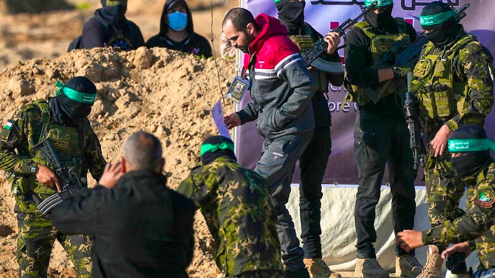 Israeli Jarden Bibas is escorted by Hamas fighters before being handed over to the Red Cross. Photo: Abdel Kareem Hana/AP/dpa