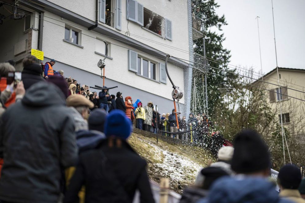 Erano in 200 all'apertura di questo anomoalo scilift.