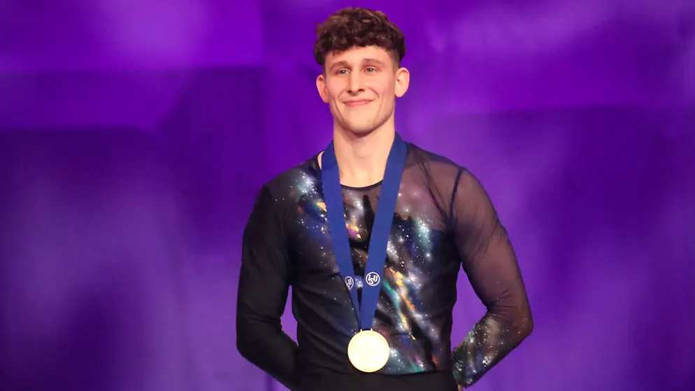 Lukas Britschgi strahlt mit der Goldmedaille