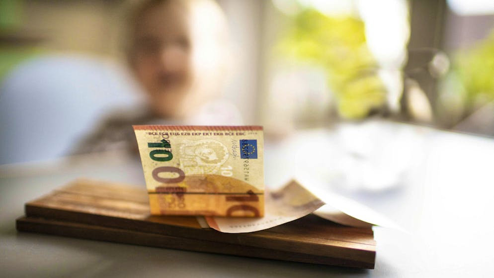 An eight-year-old boy has found 15,000 euros in a flower box in a school playground in Cologne.