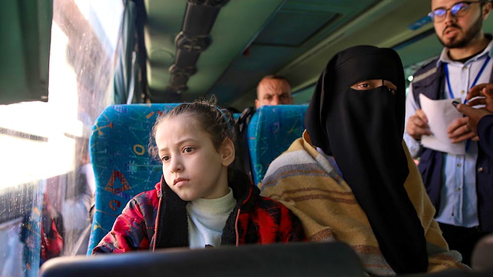 dpatopbilder - Palästinenser, die bei der israelischen Bombardierung des Gazastreifens verwundet wurden, warten vor dem Grenzübergang Rafah nach Ägypten. Verwundete und kranke Palästinenser dürfen den Gazastreifen zur medizinischen Behandlung verlassen. Foto: Jehad Alshrafi/AP/dpa