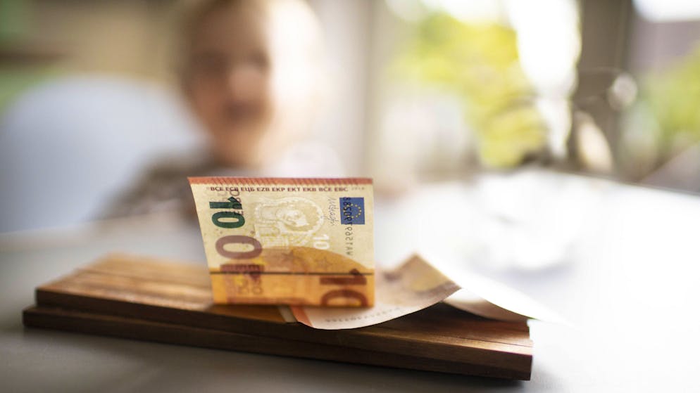 Ein achtjähriger Junge hat auf einem Kölner Schulhof 15.000 Euro in einem Blumenkasten gefunden.