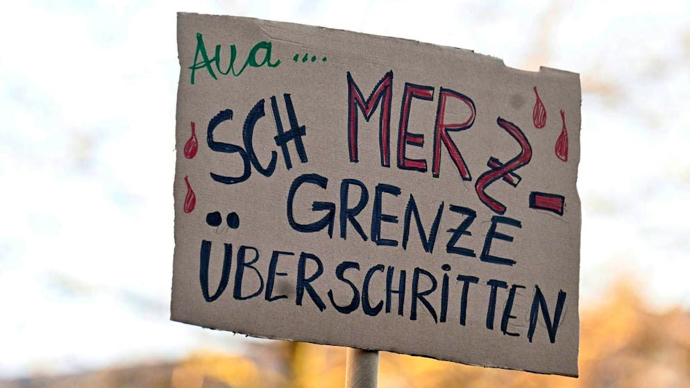 People demonstrate in various cities against cooperation between the CDU/CSU and the AfD. 