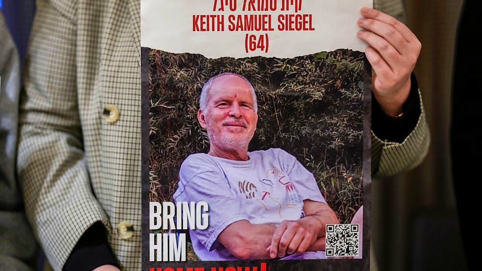 ARCHIV - Ein Poster mit einem Foto von Keith Siegel. Foto: Manu Fernandez/AP/dpa/Archivbild