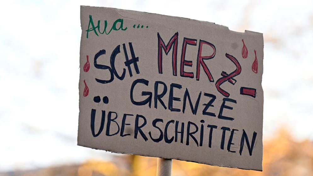 In verschiedenen Städten demonstrieren Menschen gegen eine Zusammenarbeit der Union mit der AfD. 