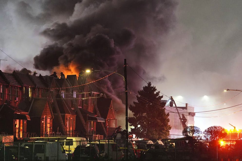 Schianto jet ambulanza Philadelphia. Molto fumo nero s'innalza in cielo sul luogo del crash.