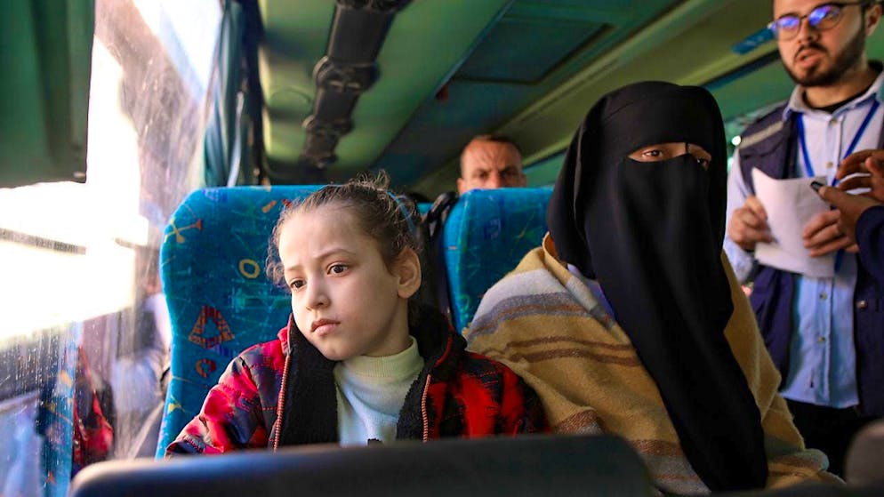 dpatopbilder - Palestinians who were wounded in the Israeli bombardment of the Gaza Strip wait outside the Rafah border crossing to Egypt. Wounded and sick Palestinians are allowed to leave the Gaza Strip for medical treatment. Photo: Jehad Alshrafi/AP/dpa
