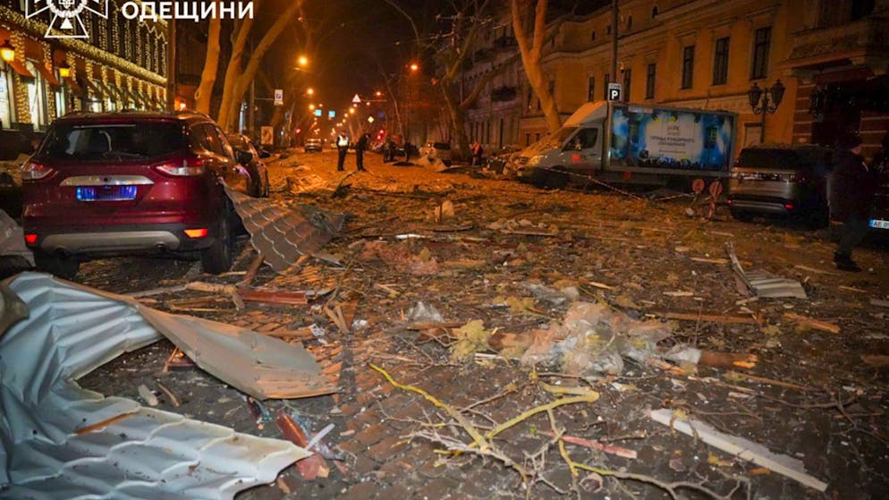 HANDOUT - Auf diesem vom ukrainischen Notdienst zur Verfügung gestellten Foto bedecken Trümmer die Straße im historischen Zentrum der Stadt nach einem russischen Raketenangriff. Foto: Uncredited/Ukrainian Emergency Service/AP/dpa