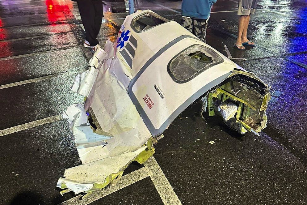 Schianto jet ambulanza Philadelphia. Questa foto fornita da @Kikatechusa mostra un pezzo del jet ambulanza schiantatosi.