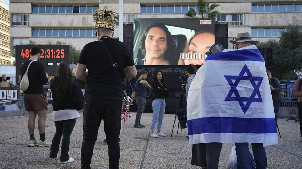 Israeliani assistono alla trasmissione del rilascio degli israeliani Ofer Kalderon,  Yarden Bibas e Keith Siegel, previsto nell'ambito del cessate il fuoco nella Striscia di Gaza