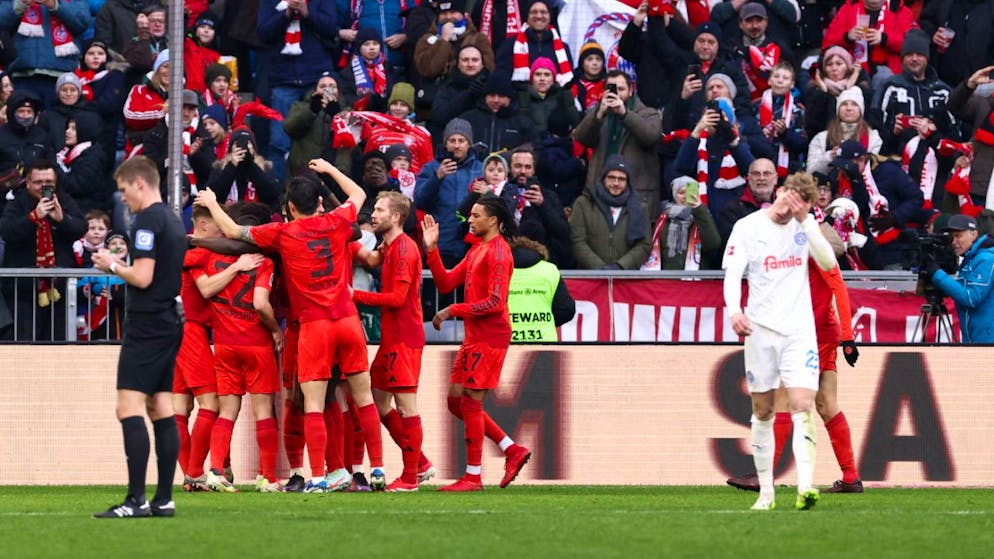 Bayern München trifft zuerst viermal selbst und lässt Kiel dann noch einmal herankommen