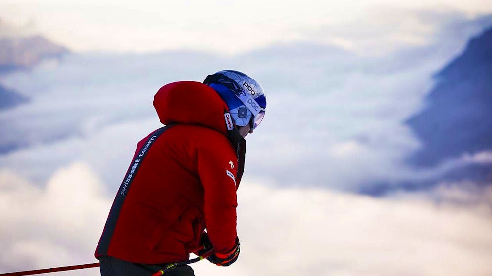 Marco Odermatt looks at the sea of fog at the foot of the Zugspitze