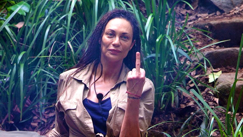 Lilly Becker zeigt, wie sie nach einem von ihr verursachten Verkehrsunfall die Polizisten auf der Wache grüsste. Dafür musste sie eine Nacht in den Knast.