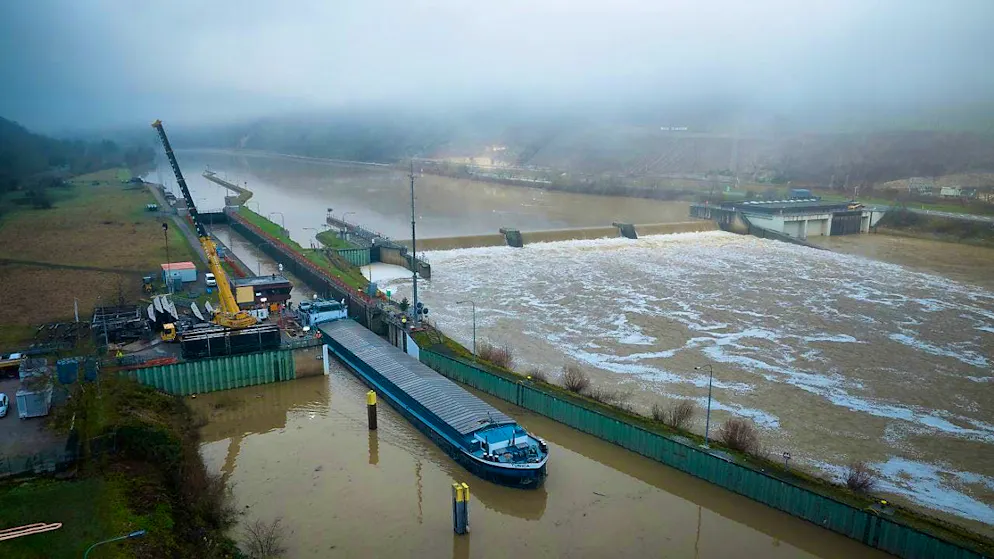 The Moselle lock in Müden, Rhineland-Palatinate, has been reopened to shipping traffic eight weeks after an accident. (archive picture)