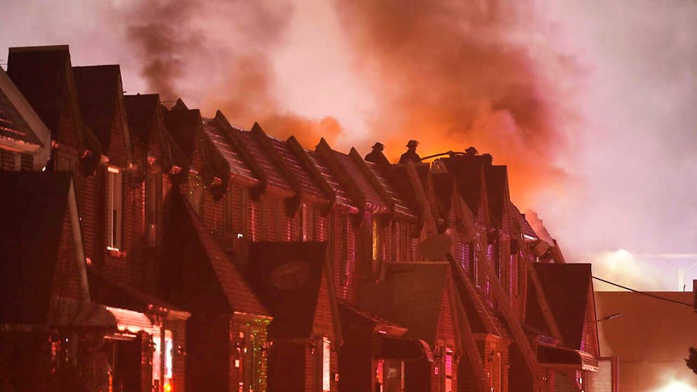 Ersthelfer arbeiten an der Unfallstelle nach dem Absturz eines Kleinflugzeugs in Philadelphia. Ein privates Kleinflugzeug sei mitten in einem belebten Gebiet im Norden der Stadt abgestürzt. Foto: Matt Rourke/AP/dpa