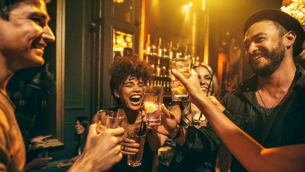 Women get drunk faster than men. Yes, that's true. The reason for this: women have more body fat than men and the fluid content of their bodies is around ten percentage points lower.