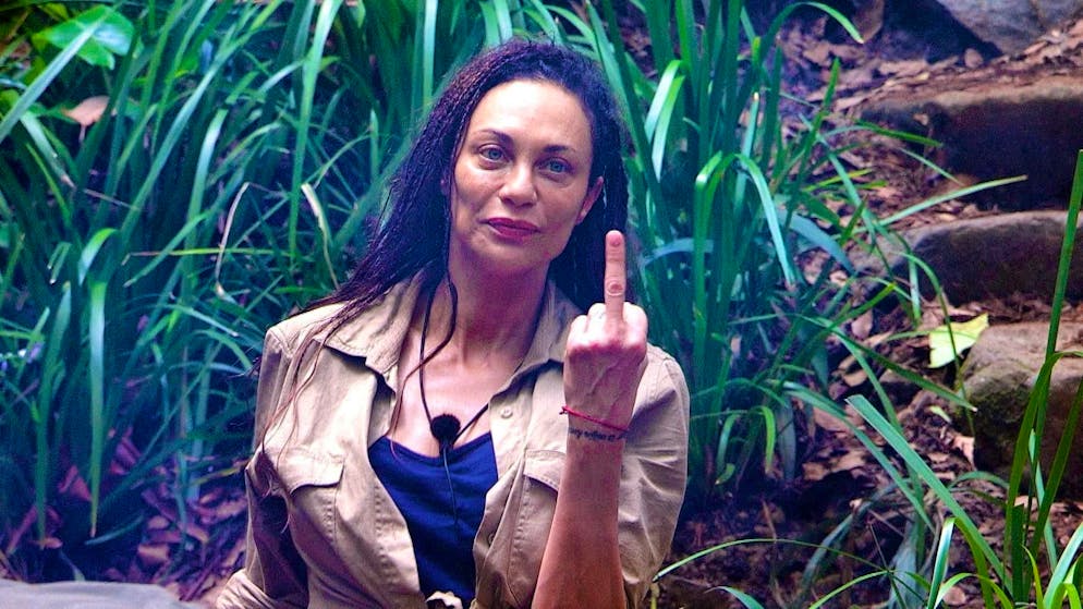 Lilly Becker shows how she greeted the police at the station after a traffic accident she caused. She had to spend a night in jail for it.