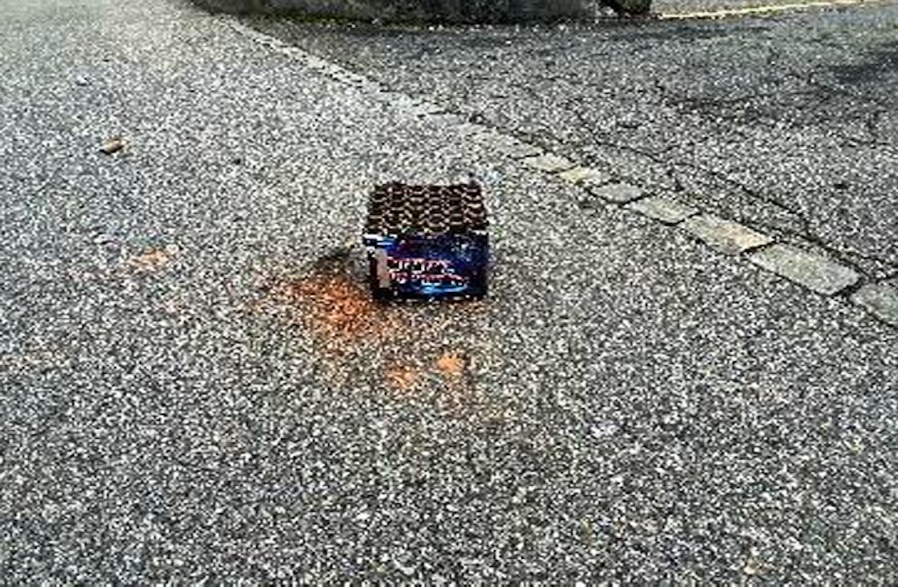 Corpus delicti: Diese Feuerwerkskörper haben Unbekannte auf die Moschee in Wangen bei Olten abgefeuert und diese zusätzlich mit Steinen attackiert.