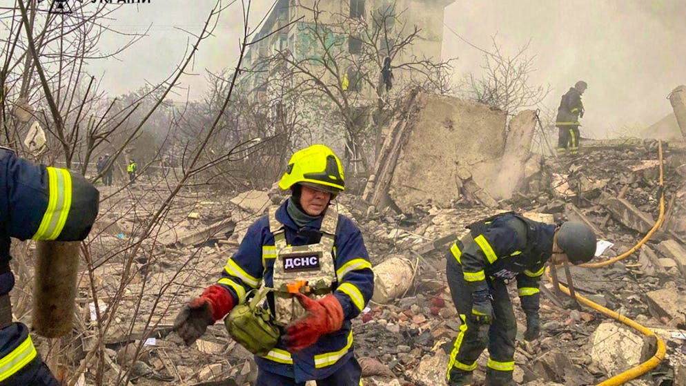 HANDOUT - In this photo provided by the Ukrainian Emergency Service, firefighters clear the rubble of a destroyed apartment building and search for victims after a Russian missile attack in Poltava. Photo: Uncredited/Ukrainian Emergency Service/AP/dpa - ATTENTION: For editorial use only and only with full attribution of the above credit
