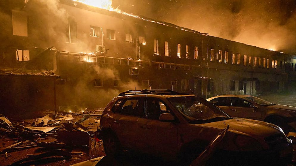 Una fattoria in fiamme nel nord-est dell'Ucraina dopo un raid aereo russo (archivio)