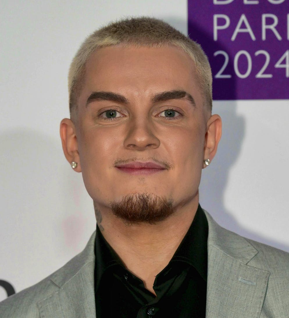 Because one of his vocal chords no longer vibrates properly, German influencer Twenty4Tim is not allowed to speak for a whole week.