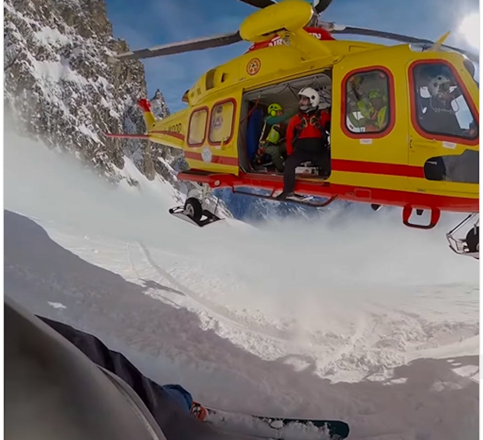 Das Lawinen-Opfer wurde per Heli vom Berg gerettet.