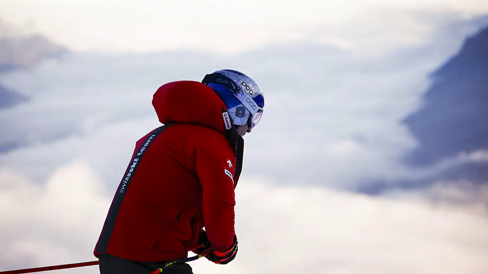 Marco Odermatt blickt auf das Nebelmeer am Fuss der Zugspitze