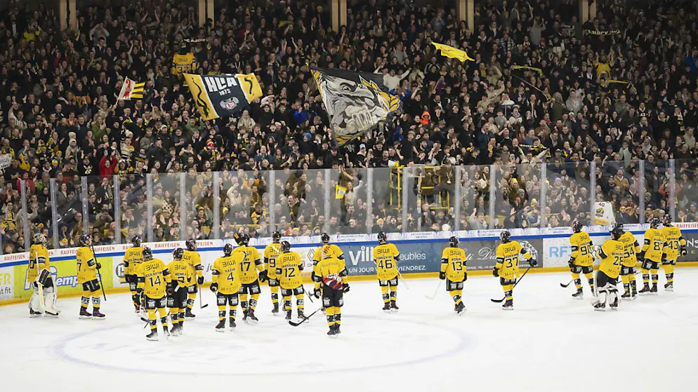 Lars Leuenberger baut am Rekord für die Ewigkeit - Gallery. Der HC Ajoie wird nach dem 2:1-Heimsieg über den EV Zug gefeiert. Erstmals seit zwei Jahren gewinnt Ajoie in der National League drei Partien de suite