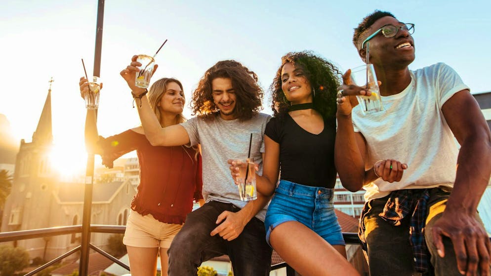 People who drink alcohol regularly feel less drunk because their tolerance increases over time. However, this is not a good thing, but a warning signal from the body.