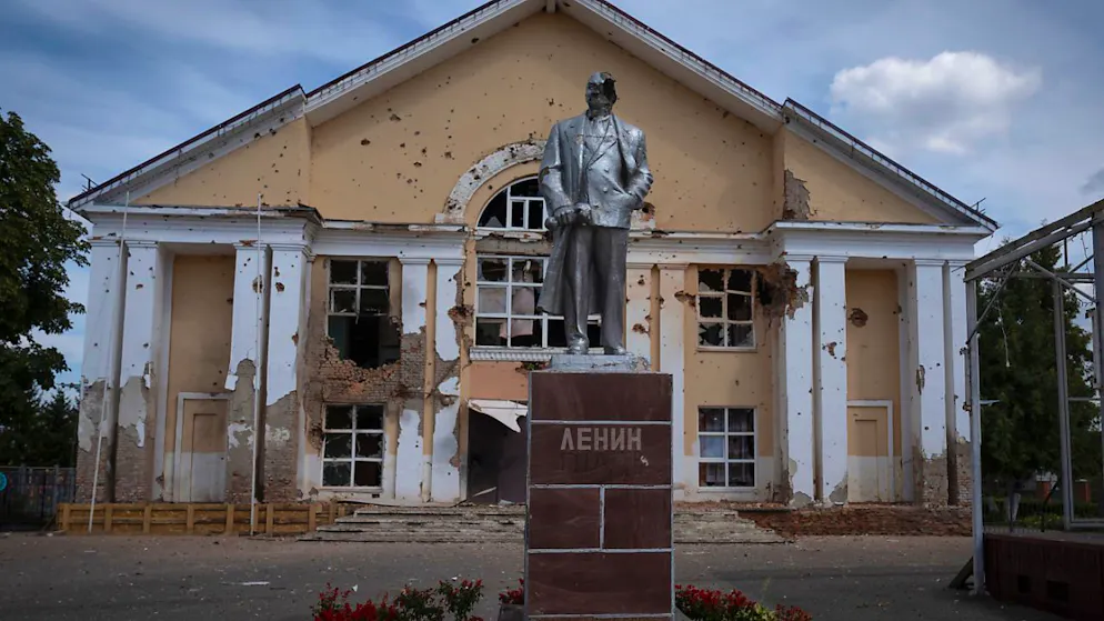 ARCHIV - Ein beschädigtes Denkmal für den Gründer der Sowjetunion, Wladimir Lenin, steht auf einem zentralen Platz in Sudscha. Foto: Uncredited/AP/dpa/Archivbild