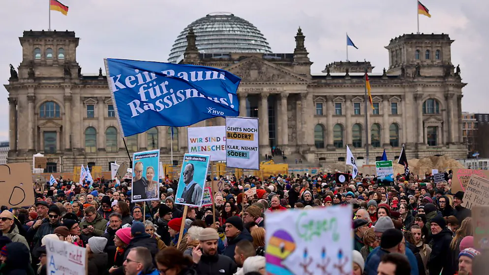 Mobilisation massive à Berlin contre l'extrême droite - Gallery. Des dizaines de milliers d'Allemands ont manifesté dimanche devant le Reichstag, à trois semaines des élections, contre l'alliance entre la démocratie-chrétienne (CDU) et l'extrême droite de l'Alternative for Germany (AfD).