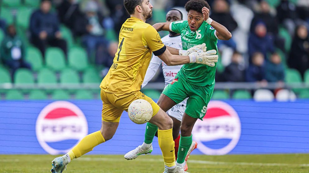 Das mit einem Penalty geahndete Foul von Goalie Stefanos Kapino an Marley Aké leitet Winterthurs Niederlage nach zehn Minuten ein