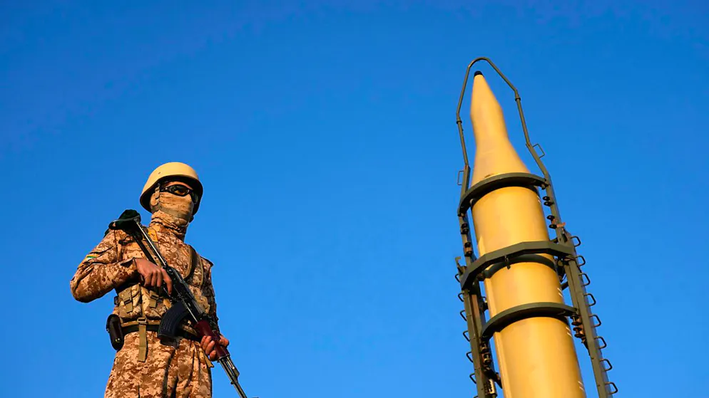ARCHIV - Ein Angehöriger der iranischen Streitkräfte steht während der Parade der paramilitärischen Basidsch-Kräfte in der iranischen Hauptstadt vor einer vom Iran gebauten Rakete Wache. Foto: Vahid Salemi/AP/dpa