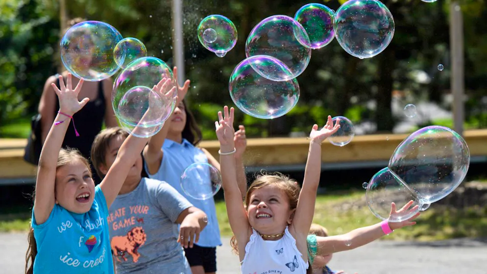 Parmi les activités proposées à la "Bâtie des enfants en hiver": des jeux avec des bulles de savon géantes (photos prétexte).