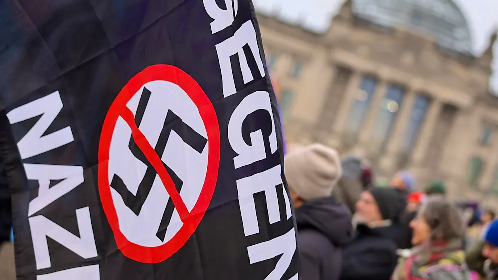 Mobilisation massive à Berlin contre l'extrême droite - Gallery. Des manifestants s'inquiètent de la la coopération de l'Union chrétienne-démocrate (CDU) avec le parti d'extrême droite Alternative pour l'Allemagne (AfD), lequel ayant le vent en poupe.