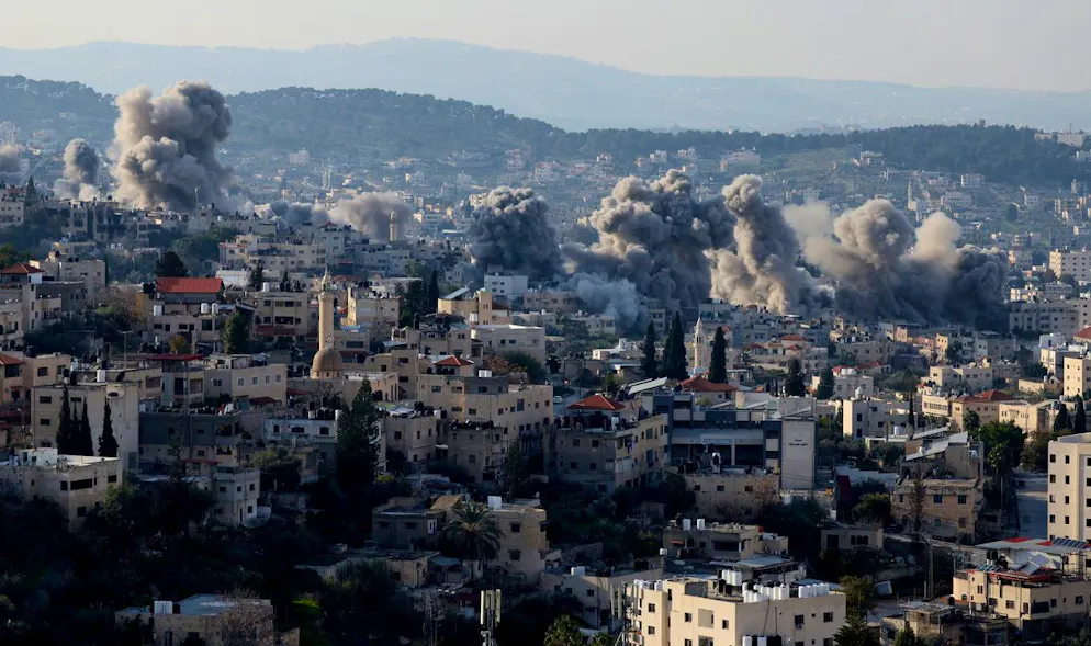De la fumée s'élève lorsque l'armée israélienne fait sauter des explosifs dans un quartier résidentiel du camp de Jénine, en Cisjordanie, le 2 février 2025. Plus de deux douzaines de Palestiniens ont été tués, selon le ministère palestinien de la santé, et un soldat israélien, selon l'armée israélienne, depuis le début de l'opération militaire israélienne à Jénine le 21 janvier 2025, deux jours après l'entrée en vigueur du cessez-le-feu dans la bande de Gaza.