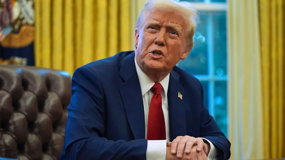 Präsident Donald Trump spricht mit Reportern, während er im Oval Office des Weißen Hauses Durchführungsverordnungen unterzeichnet. Foto: Evan Vucci/AP/dpa
