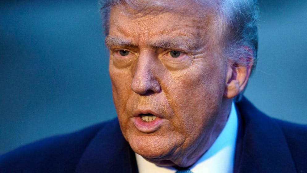 «Era una promessa elettorale». Trump firma l'ordine esecutivo per i dazi. Piccate le reazioni di Messico, Canada e Cina