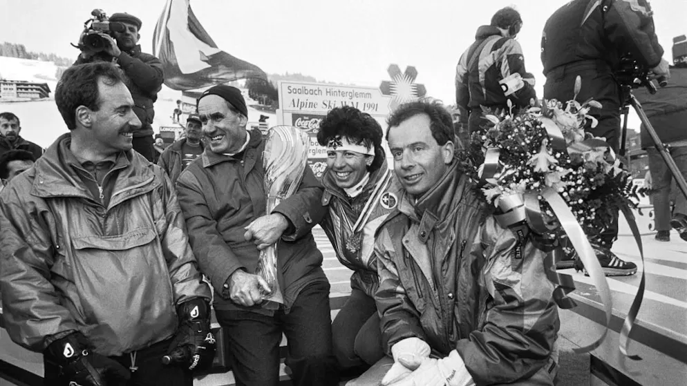 Ein Rückblick auf die Ski-WM 1991 in Saalbach-Hinterglemm - Gallery. Vreni Schneider feiert mit ihrem Bruder Heini, ihrem Vater Kaspar (mit Weltmeisterpokal) und ihrem anderen Bruder Jacques am 1. Februar 1991 in Saalbach den Weltmeistertitel im Slalom