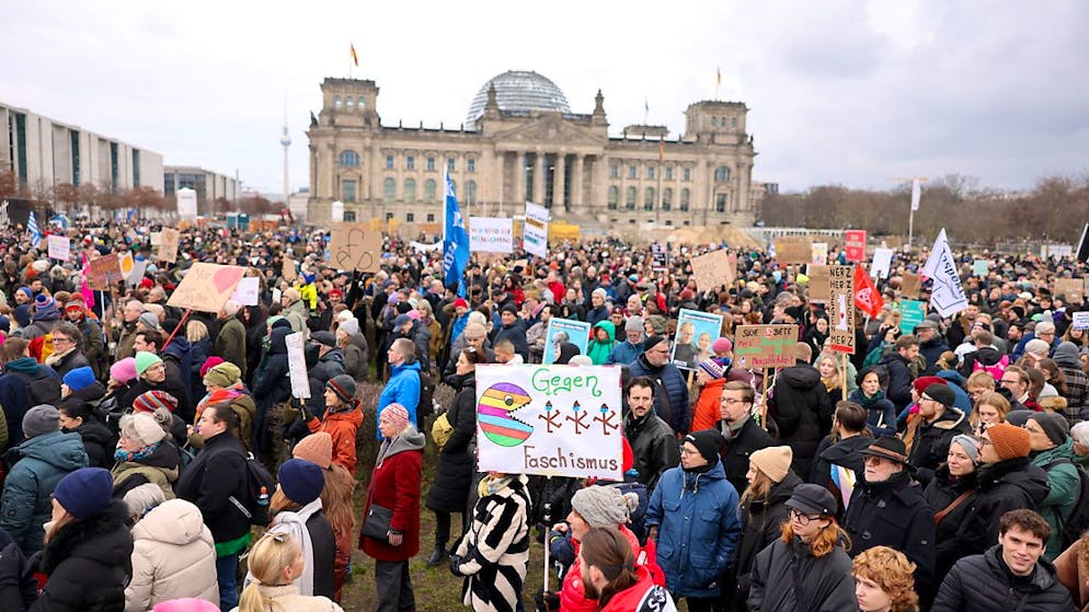 Migliaia di persone manifestano a Berlino