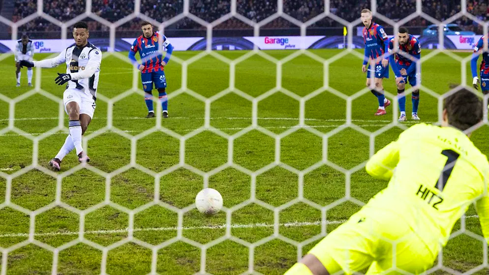 Key moment at the Letzigrund: Mounir Chouiar shoots a foul penalty into the arms of Marwin Hitz after half an hour