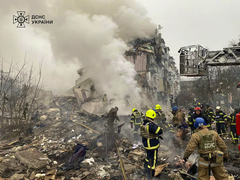 Un photographe de l'AFP a vu des pompiers fouillant les ruines fumantes du bâtiment et plusieurs victimes dans des sacs mortuaires.