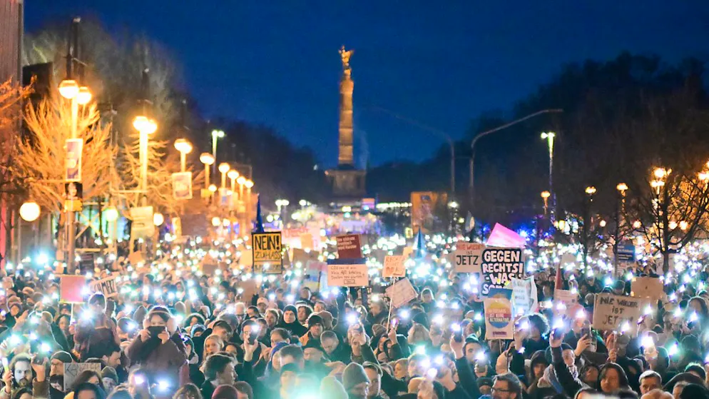 dpatopbilder - Teilnehmer halten während einer Demonstration unter dem Motto «Aufstand der Anständigen - Demo für die Brandmauer» Lichter hoch. Der Bundestag hatte am Mittwoch mit Unterstützung der AfD einem Antrag der Union zugestimmt, der Zurückweisungen von Asylsuchenden an den deutschen Grenzen vorsieht. Foto: Sebastian Christoph Gollnow/dpa