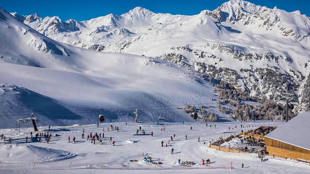 In den französischen Alpen ist am Sonntag ein Skifahrer durch eine Lawine ums Leben gekommen.(Archivbild)